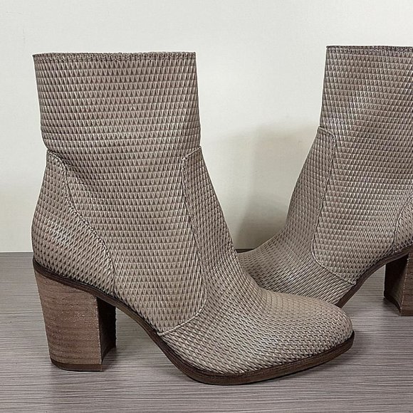 Hinge Daphne Bootie, Light Grey Leather, Womens Size 8 & 9 - Picture 7 of 9